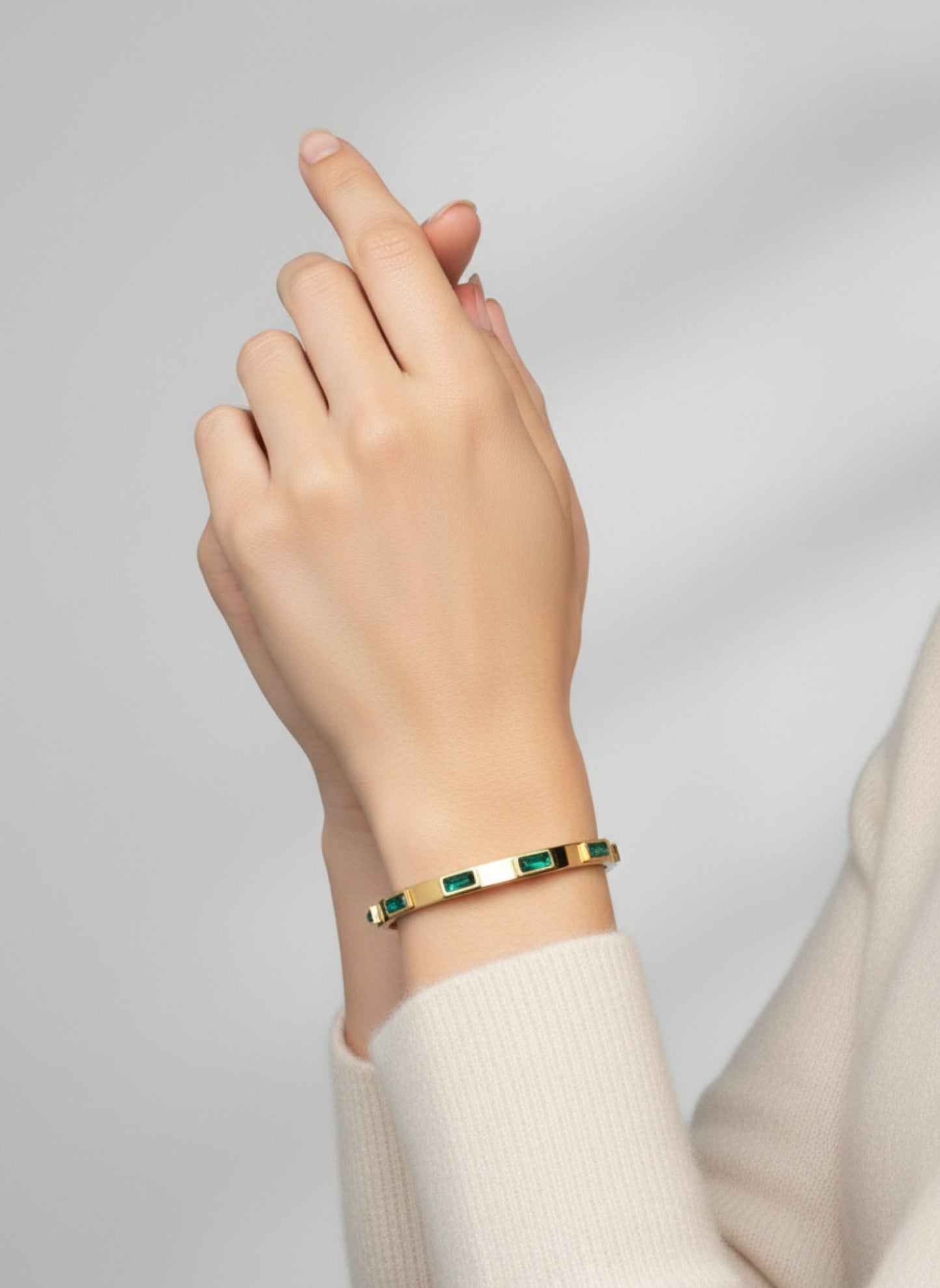 EMERALD GREEN BAGUETTE BANGLE