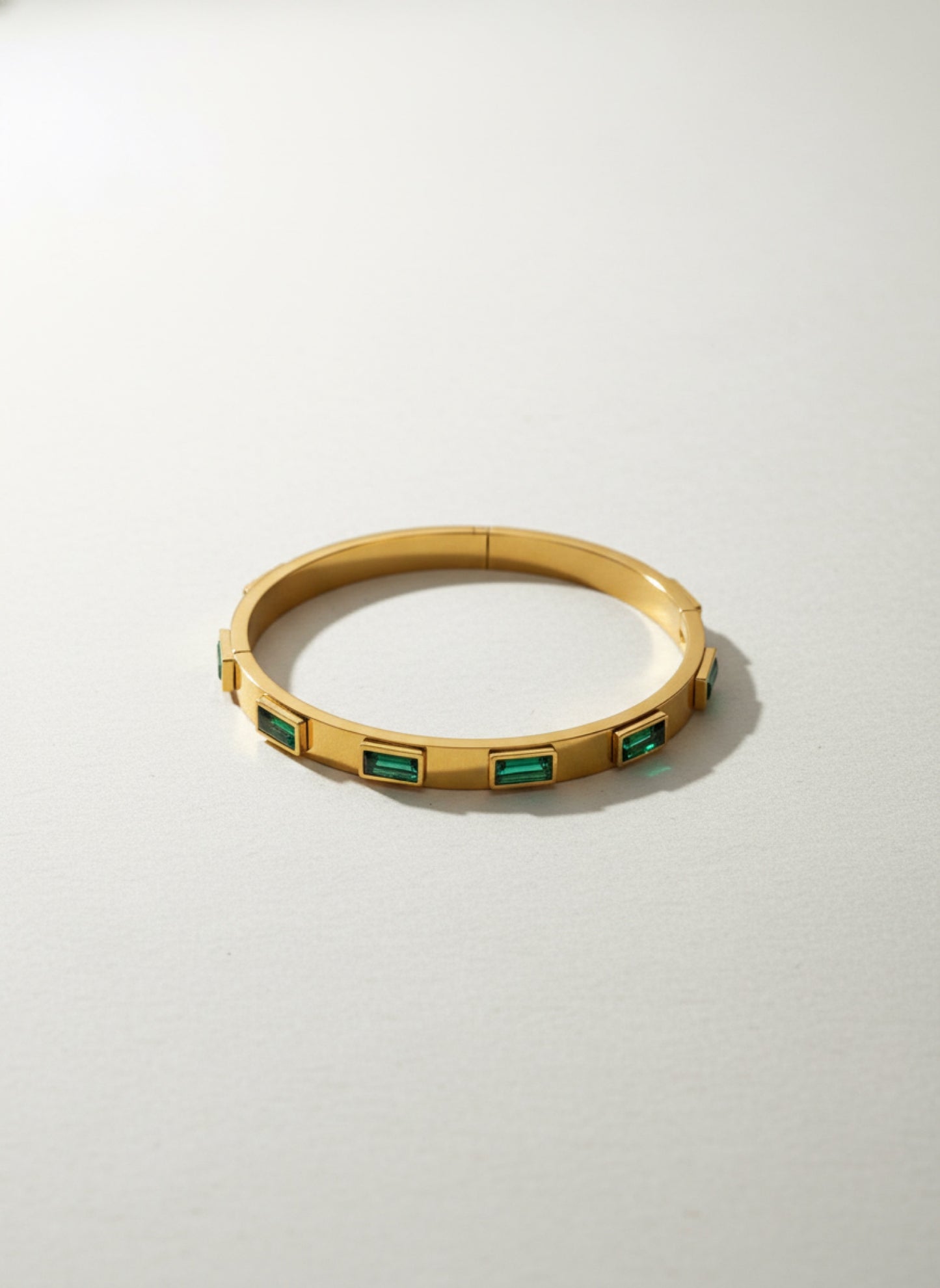 EMERALD GREEN BAGUETTE BANGLE
