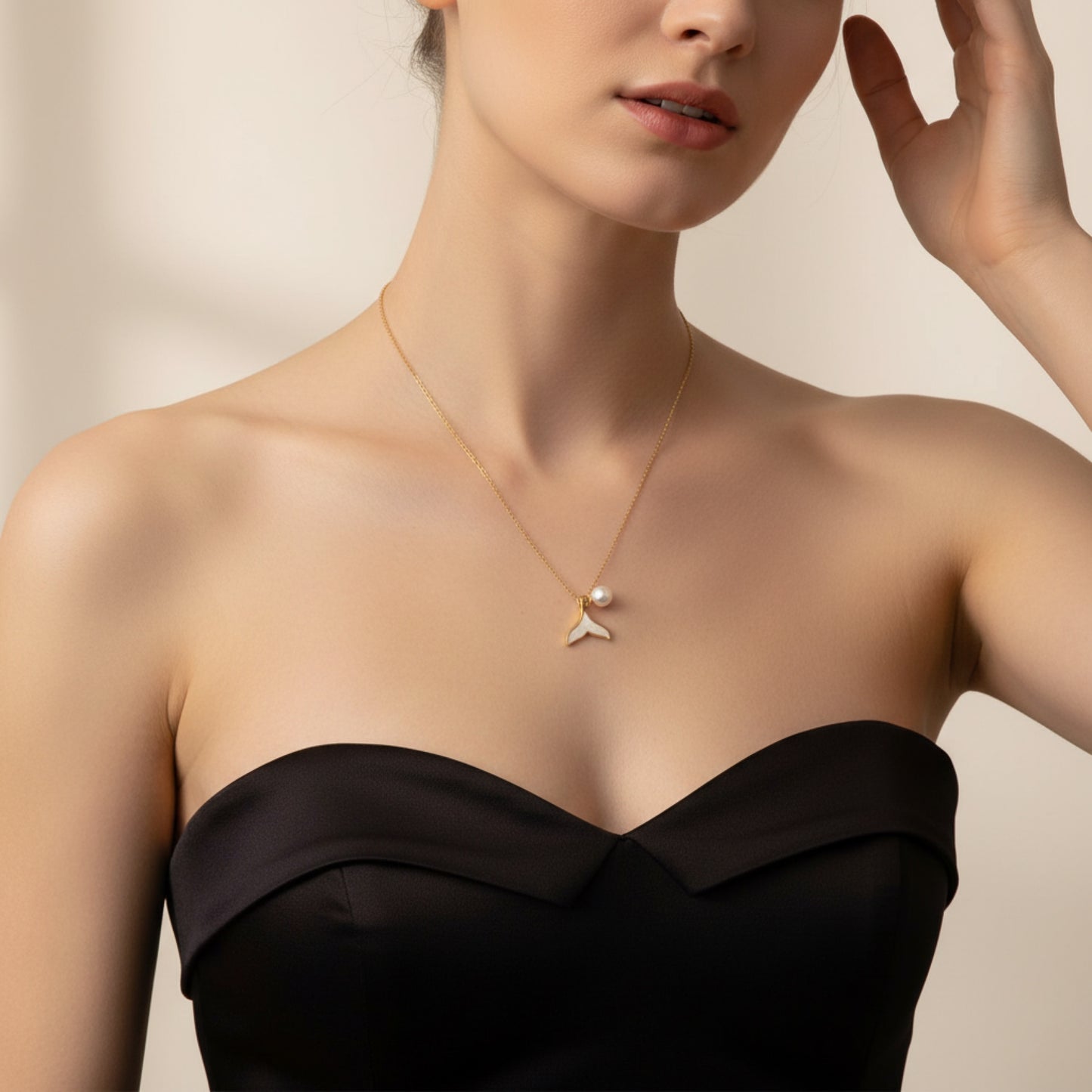 MERMAID TAIL & PEARL NECKLACE