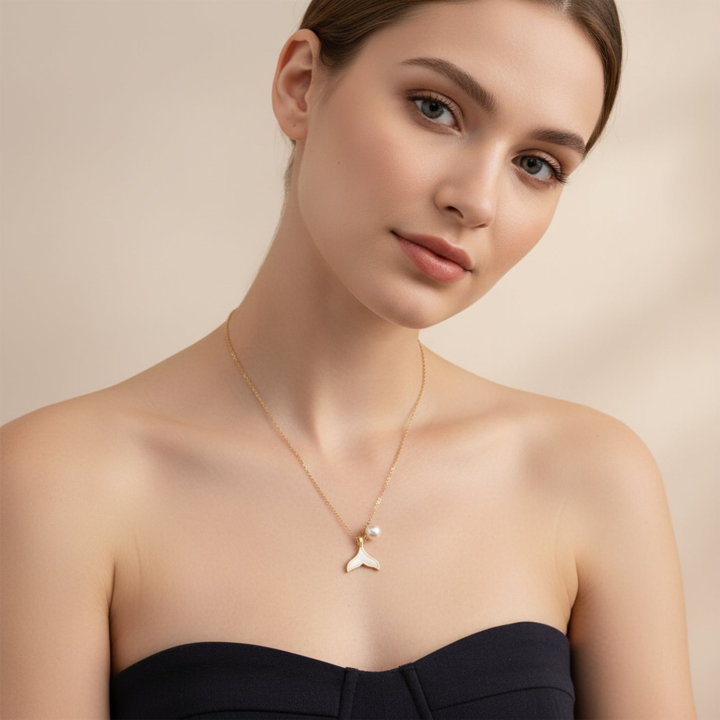MERMAID TAIL & PEARL NECKLACE